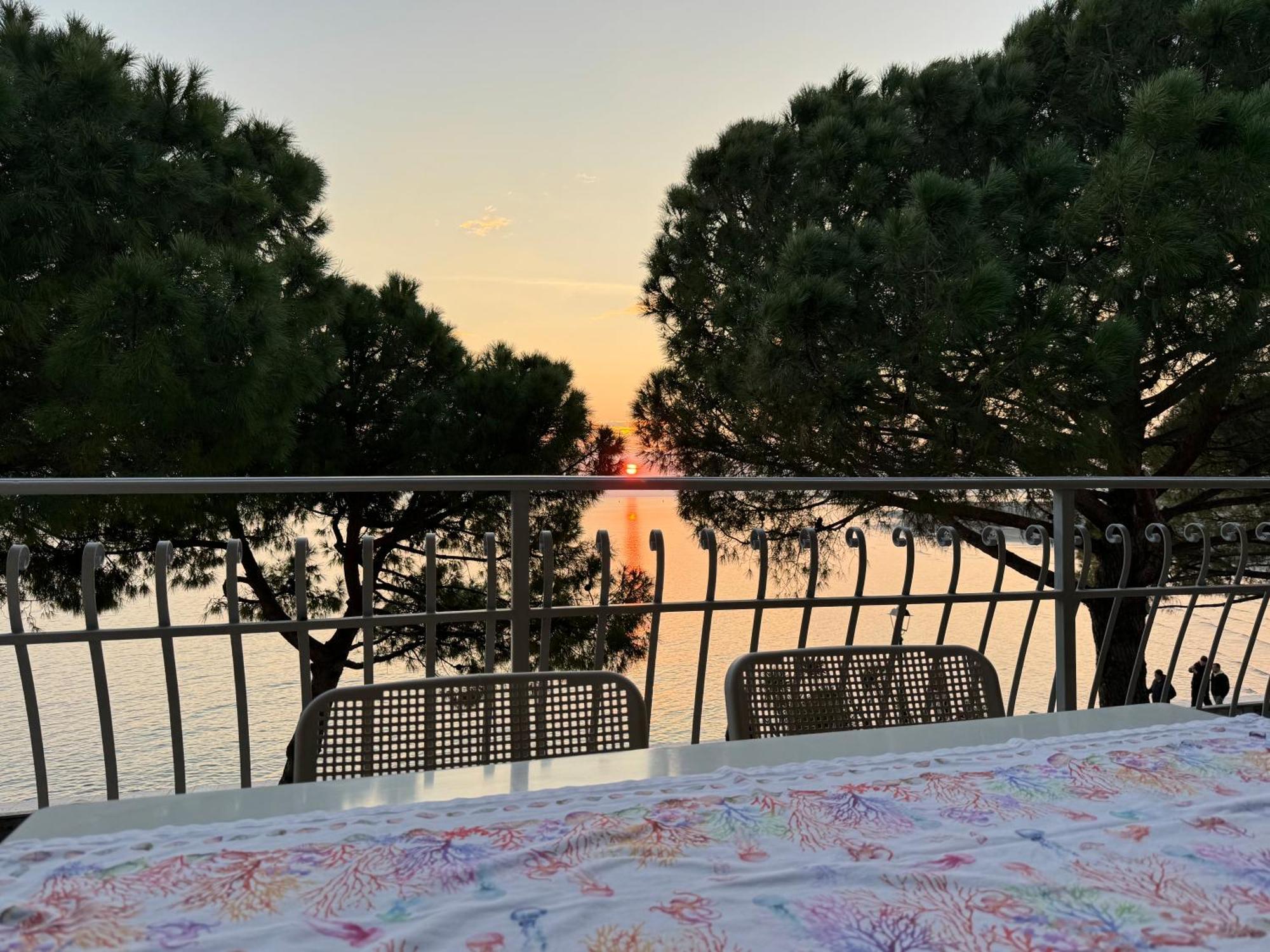 Apartment Mit Meerblick Am Strand Costa Azzura غرادو المظهر الخارجي الصورة