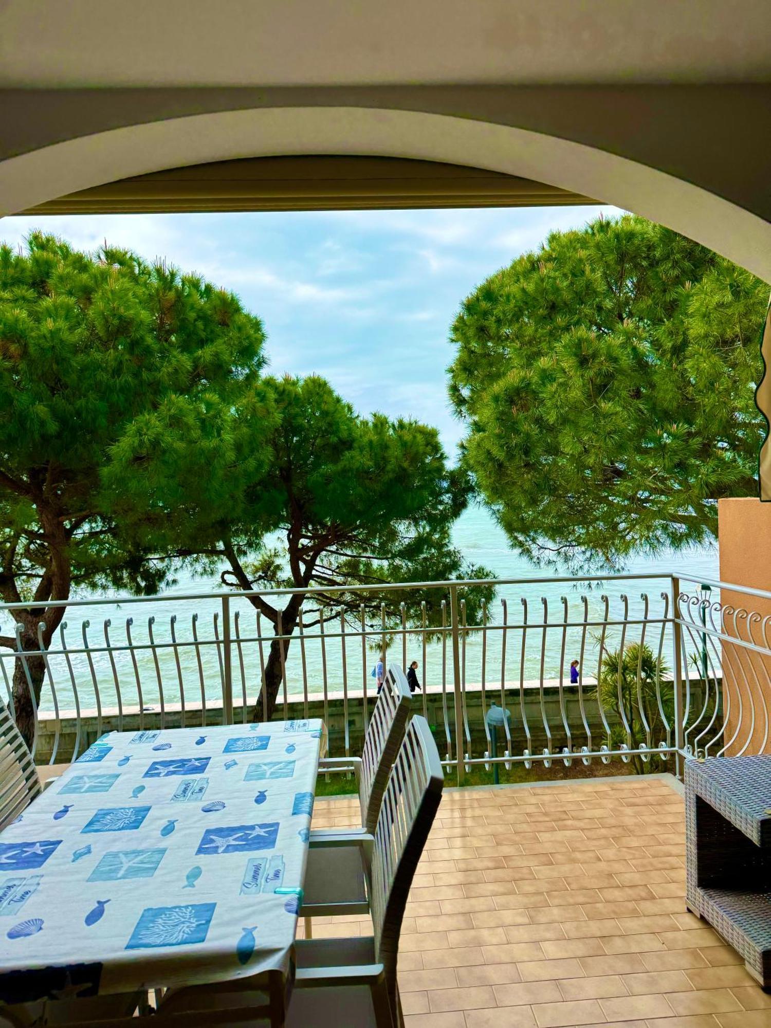 Apartment Mit Meerblick Am Strand Costa Azzura غرادو المظهر الخارجي الصورة